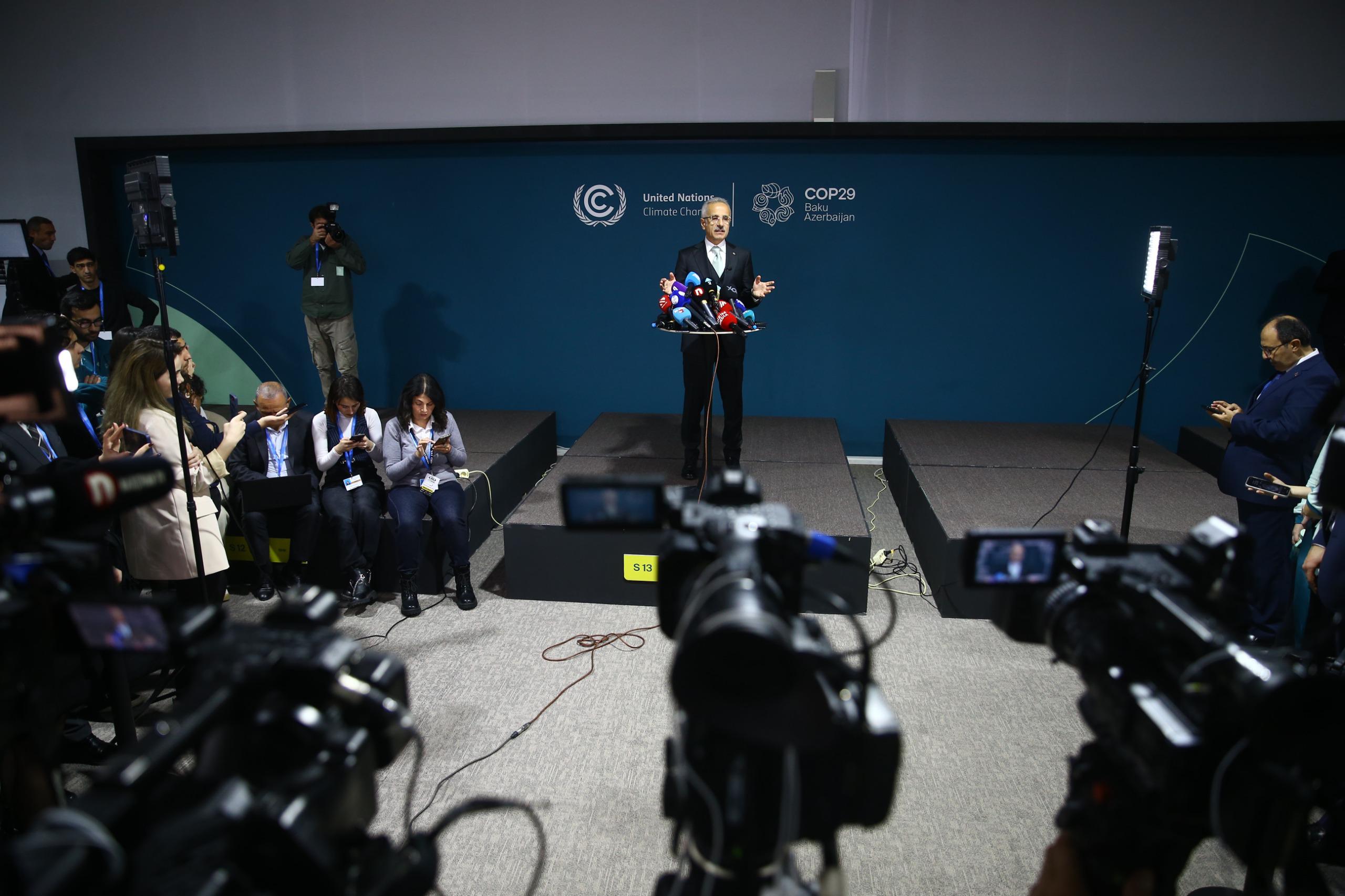 Ulaştırma Bakanı Uraloğlu, COP29'da Orta Koridor ve İklim Dostu Uygulamaları Anlattı